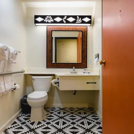 Coyote South Hotel 3*